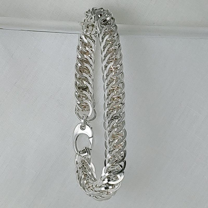 Silver chainmaille bracelet with clasp