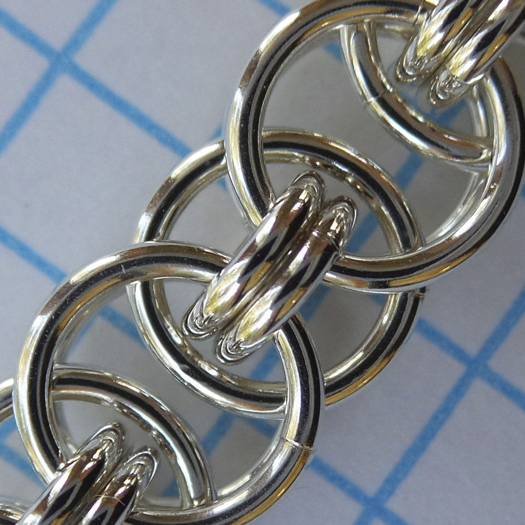 Close-up of sterling silver Parallel Chain showing the captive rings